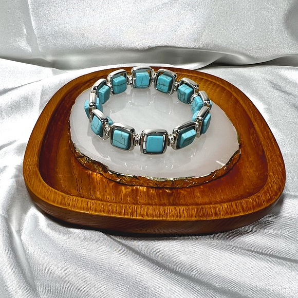 Jewelry - Turquoise Stretch Bracelet